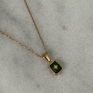 Gold Green Pendant Star Burst Necklace 

Brand New